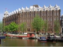 Het Scheepvaarthuis te Amsterdam (1916) werd ontworpen door J.M. van der Meij en is een typisch voorbeeld van de Amsterdamse School (Bron: Janericloebe / wikipedia).